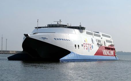 EXPRESS Vanasadamasse sisenemas